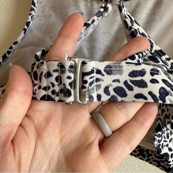 Athleta Zimbabwe High Neck Swim Bikini Size 34B/C Top White Black Blue - Picture 9 of 11